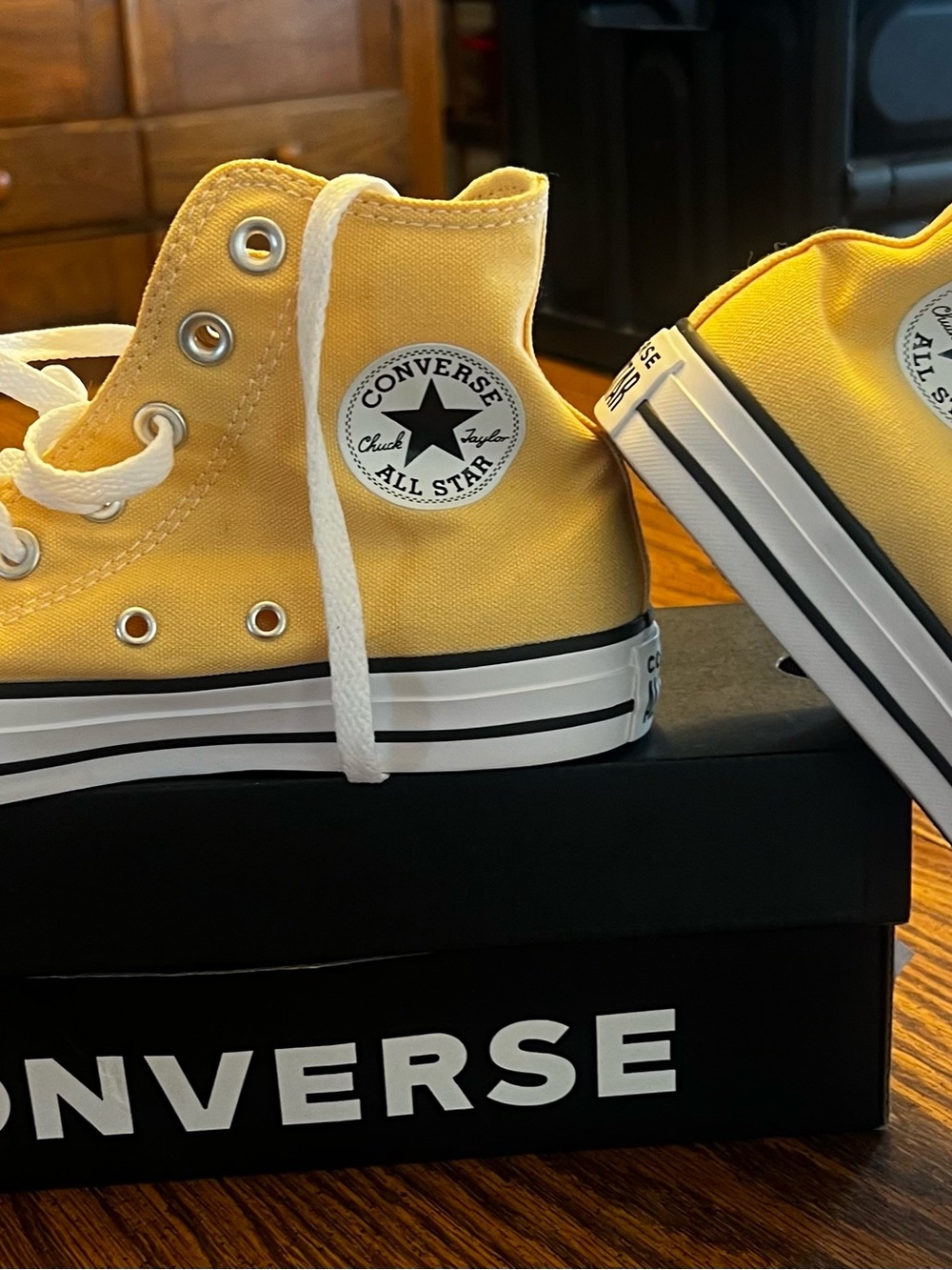Converse butter yellow shoes - Picture 3 of 6